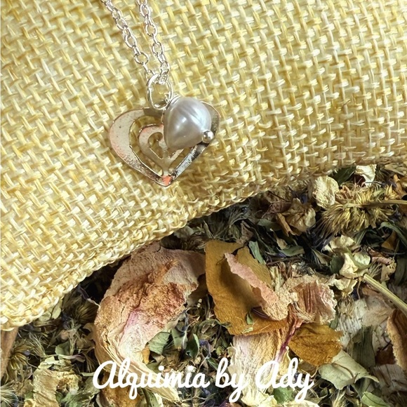 Single pearl and heart charms 925 delicate silver necklace - Picture 1 of 1